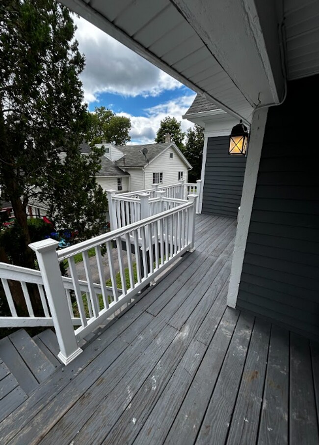 Building Photo - 1638 Sanderson Ave