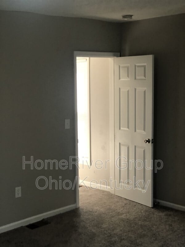 Building Photo - 352 S Oakley Ave