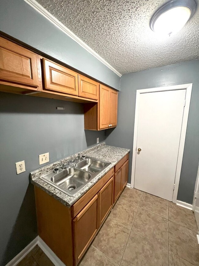 Building Photo - Move in Special!!!!!! Newly renovated 2 Be...