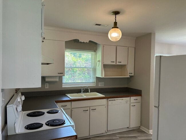 Building Photo - Charming 3 Bedroom, 2 Bath Brick Ranch Hom...