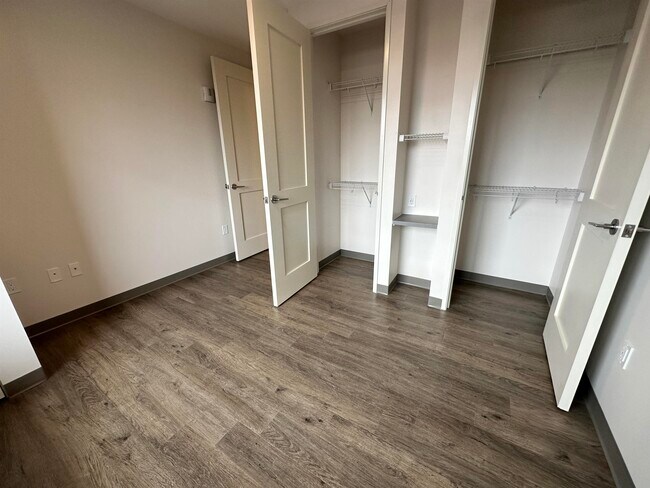 Building Photo - 409 Elm St