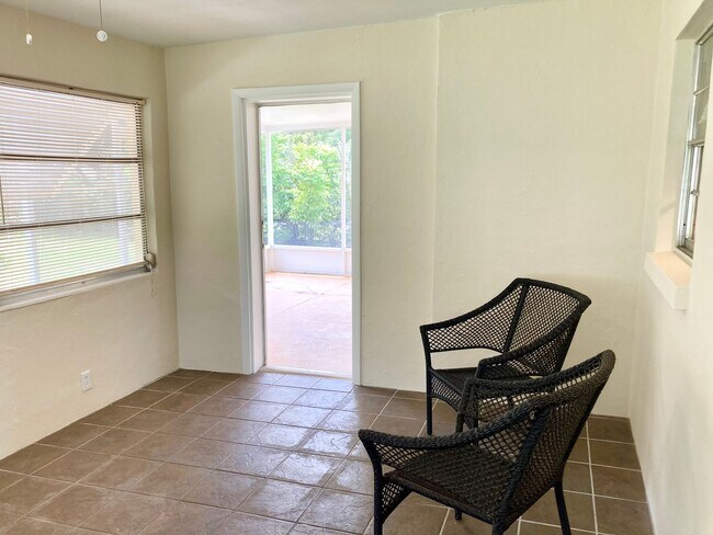 Building Photo - Clean ready to go 2/1 in Beverly Hills!