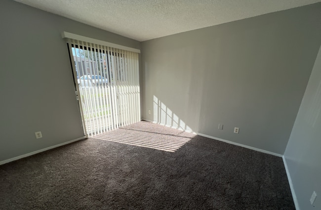 Building Photo - Spacious ground level 3 bedroom Condo in R...