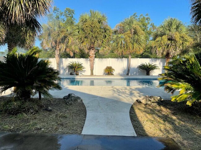 Building Photo - !!$500 off First months Rent!! Private 1-Acre Retreat with Pool, Screened Porch & Spacious Interior