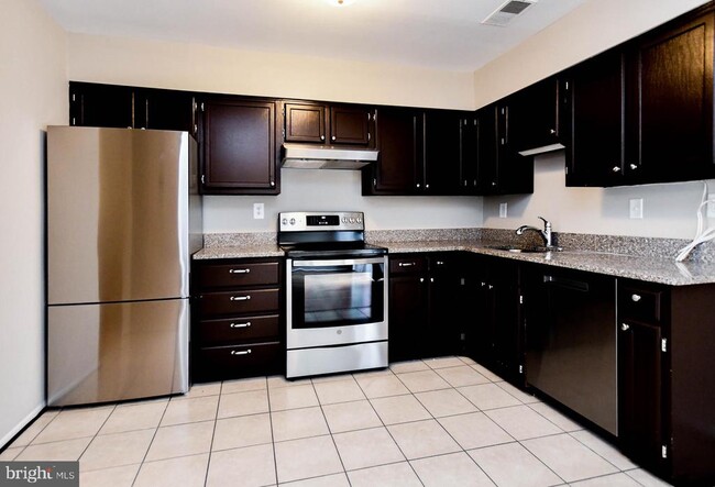 Building Photo - 15043 Cherrywood Dr