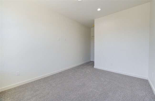 Building Photo - 2928 El Fenice Ln