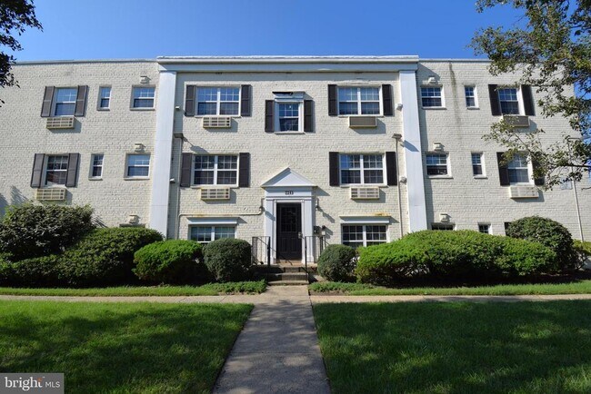 Building Photo - 2241 Farrington Ave