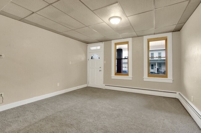 Building Photo - Spacious 4 Bedroom, 1 Bath Home in North York!