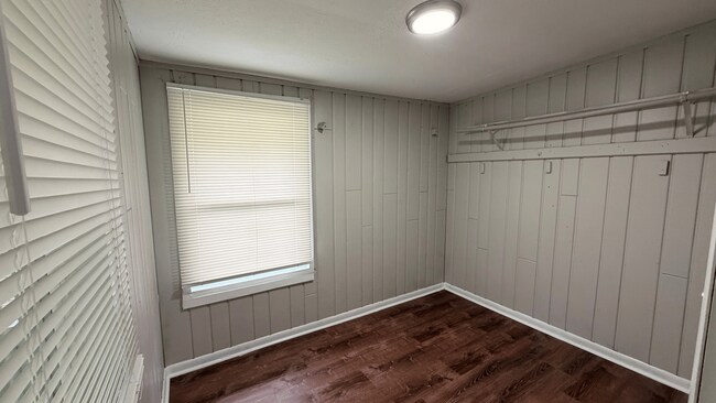 Building Photo - 610 N Linwood Ave