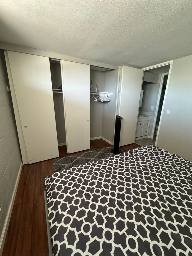 Building Photo - Cozy 1 bed 1 bath with covered, reserved p...