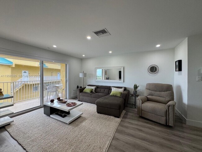 Building Photo - 1550 S Ocean Dr