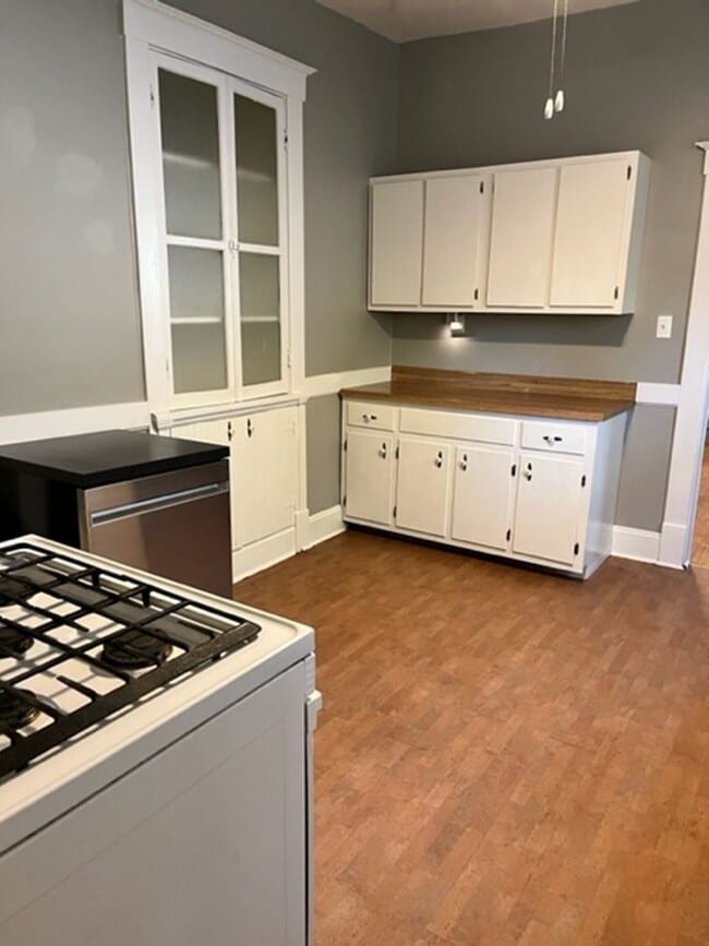 Building Photo - Charming Single Family Home with detached ...