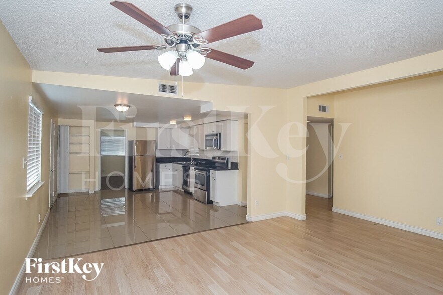 Building Photo - 3904 W El Parque Ave