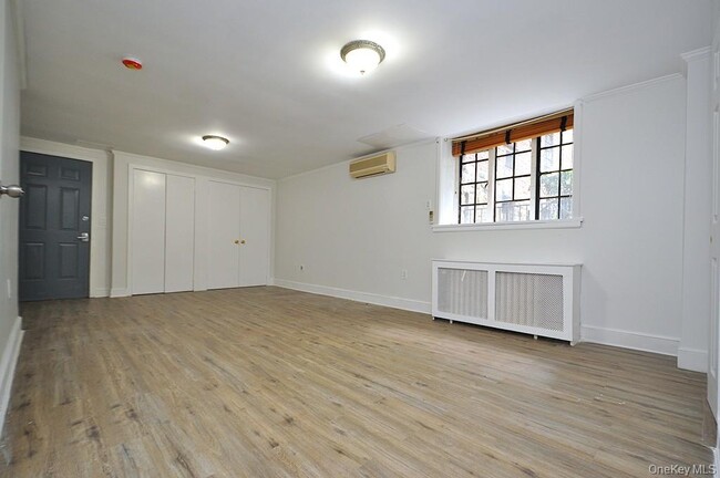 Building Photo - 155 Garth Rd