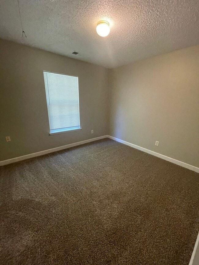 Building Photo - Must see this beautiful 3 bedroom 2.5 bath...