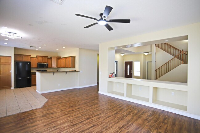Building Photo - 512 E Rainbow Dr
