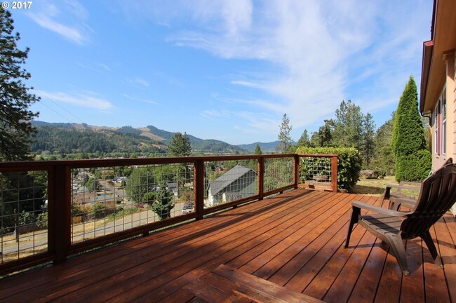 Building Photo - Beautiful 3 Bedroom Home with Amazing Views