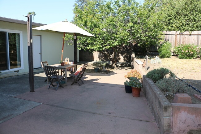 Building Photo - 2000 sq feet 5 bed 3 bath home close to Poly!!