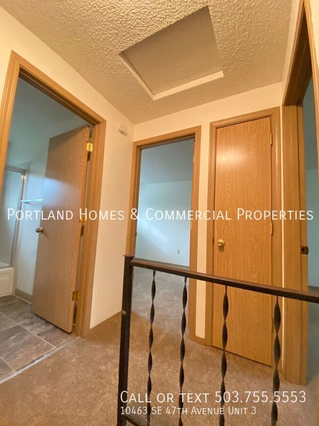 Building Photo - Milwaukie Triplex - 2 Bedroom