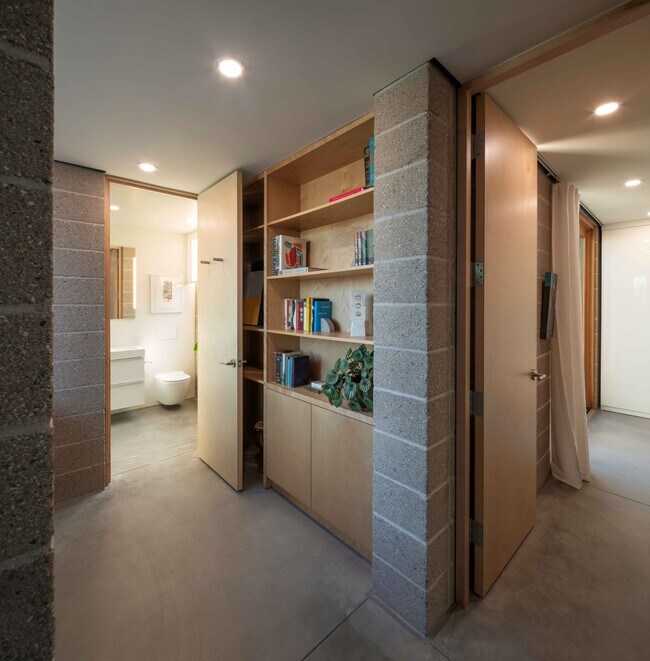 Building Photo - 1626 E Palm Ln