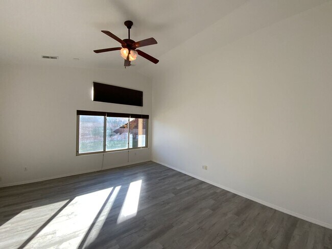 Building Photo - 4 Bedroom Single Story Home Available in C...