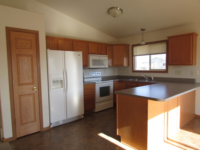 Building Photo - 2 BEDROOM | 2 BATH | DOUBLE CAR GARAGE | R...