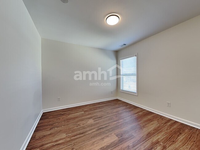 Building Photo - 1152 Balvaird Dr SE