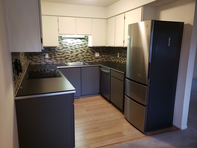 Building Photo - Charming Updated 2 bed/1 bath Condo on Gro...