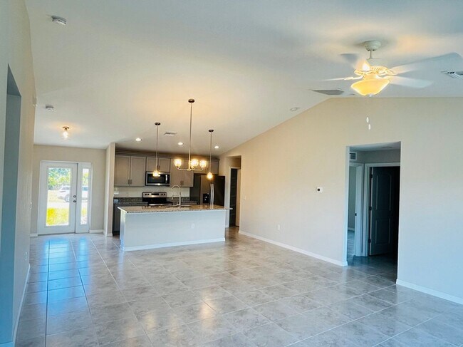 Building Photo - Waterfront property on the fresh water can...