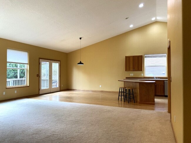 Building Photo - Private Hood River Home