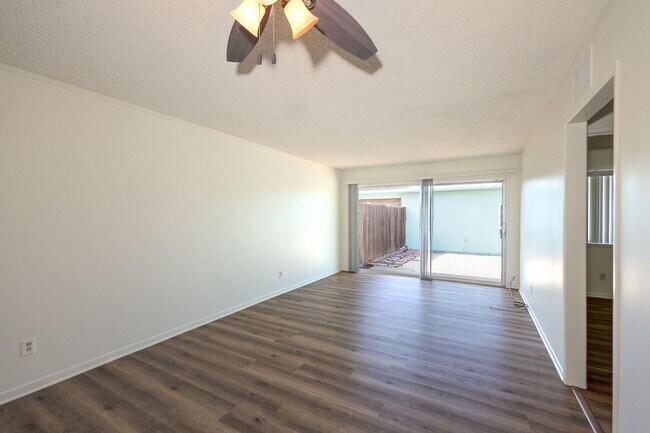 Building Photo - 173 W Elfin Green
