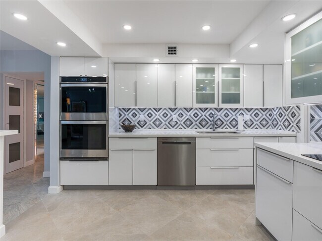 Building Photo - 2850 N Palm Aire Dr