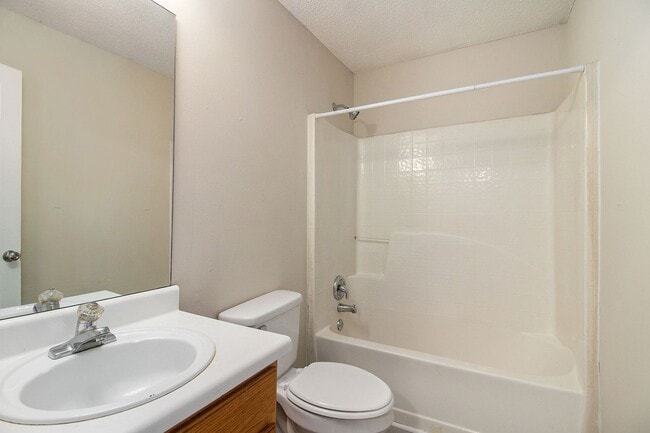 Building Photo - 3 Bedroom 2.5 Bath House