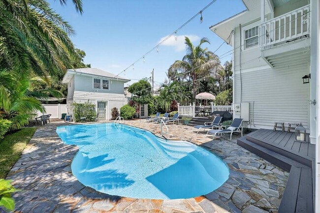 Building Photo - 235 10th Ave NE