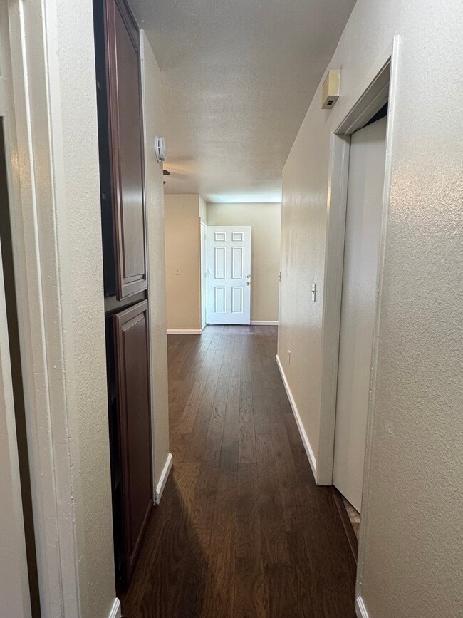 Building Photo - 3707 Hilltop Dr