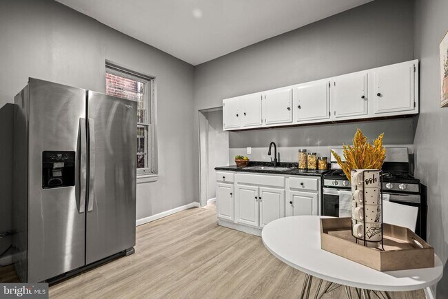 Building Photo - 2427 N Hollywood St