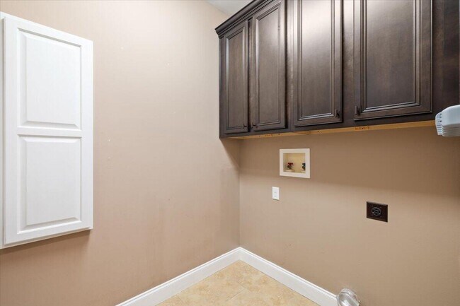 Building Photo - 35 Derby Downs Cir