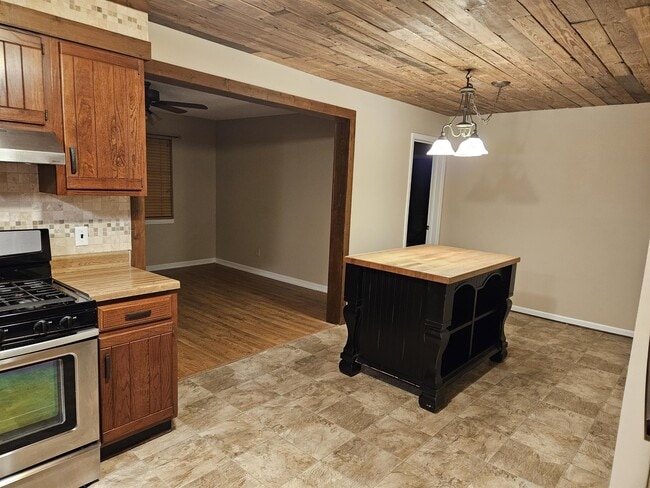 Building Photo - 2832 Clyburne St