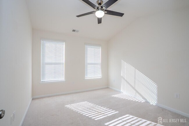 Building Photo - 16 Clover Ln