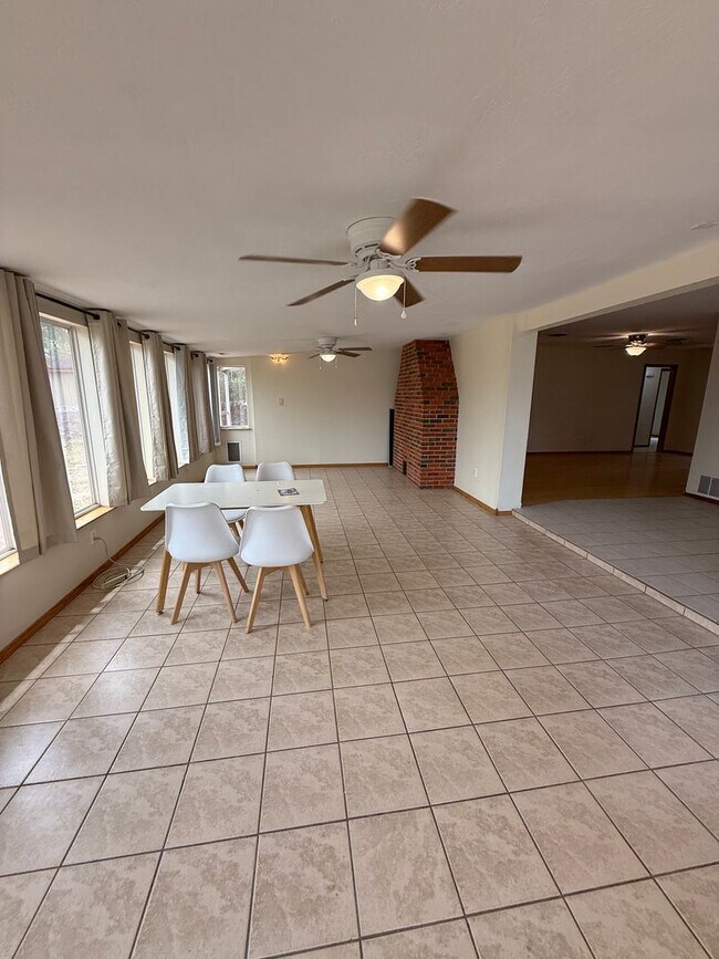 Building Photo - 2719 Topley Ave