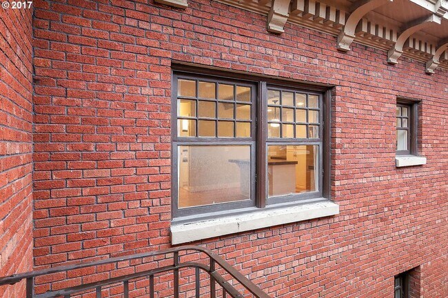 Building Photo - 1829 NW Lovejoy St