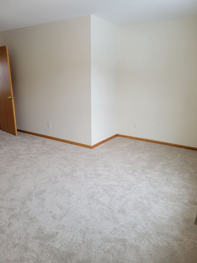 Building Photo - 2 Level Townhouse