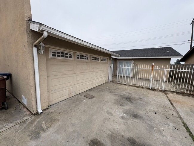 Building Photo - SE Tulare Home Near Shopping Center Rent Ready!
