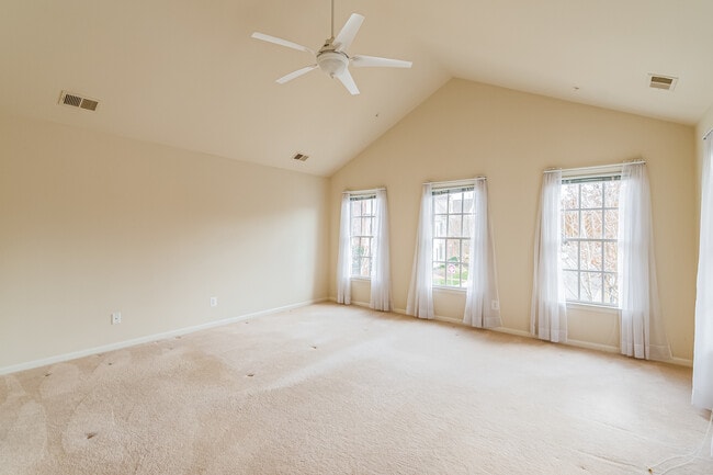 Building Photo - 513 Rosebush Ln