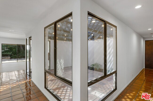 Building Photo - 3621 Malibu Country Dr