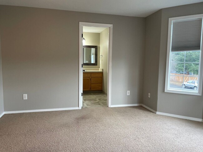 Building Photo - HALF MONTH FREE OF RENT Spacious 5 Bedroom Home! Granite Counters! Pet friendly! Tons of Room for...