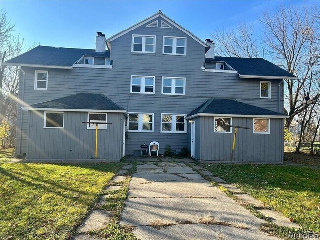 Building Photo - 533 24th St