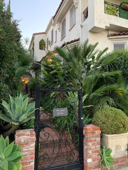 Building Photo - 9560 1/2 W Olympic Blvd