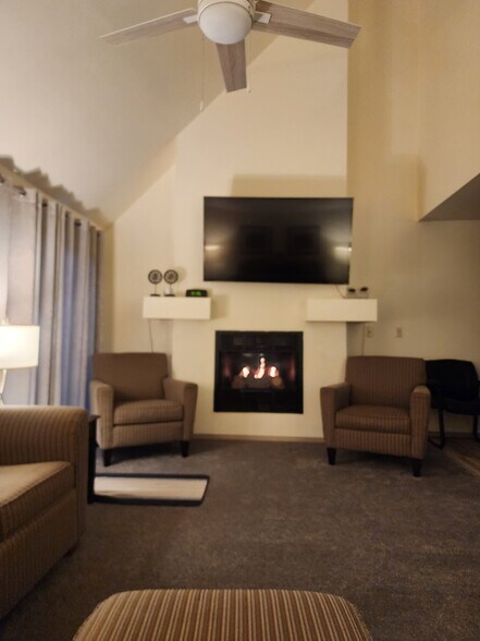 Gas fireplace in living room - 1810 Briarwood Ct