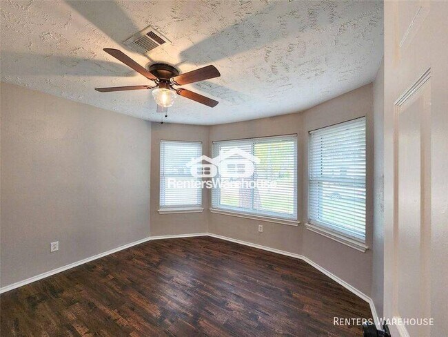 Building Photo - 2118 Creston Dr